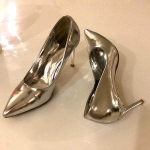 MiDiTu Silver Leather Party Pumps